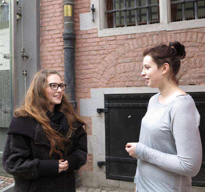 Kunststudentene Ursula Zebrowaska (21) og Marta Suszek (21) skal stemme ved valget i morgen. Zebrowaska ser med uro på at det nasjonalkonservative partiet PiS ligger an til å bli størst. FOTO: ISELIN S. MØLLER