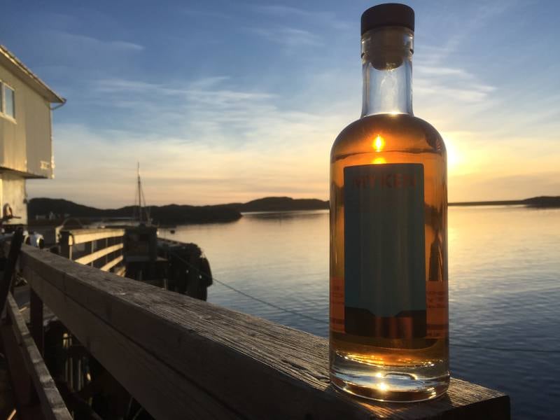 Myken destilleri lager om saltvann til gin og whisky 32 kilometer fra fastlandet på Helgelandskysten. \