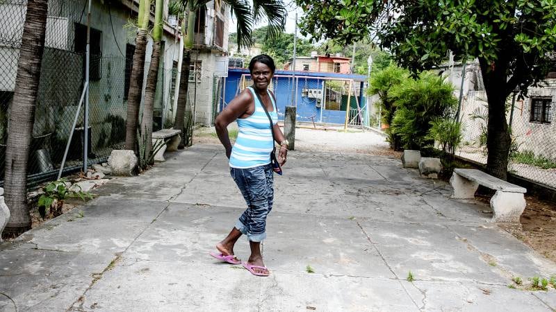 Innocencia Teresa (59) forlater sjelden det fattige nabolaget Fanguito i Havanna. Hun sier hun ikke husker sist hun spiste kjøtt. FOTO: Heidi Takdal Skjeseth
