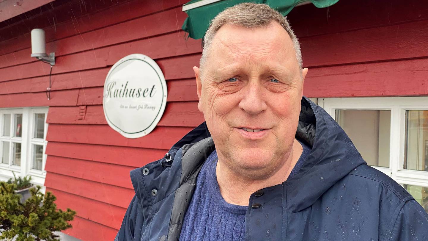 Tom Larsen ser park og idrett-bilene ofte på Finnøy. - Vedlikeholdet har blitt bedre, sier han.