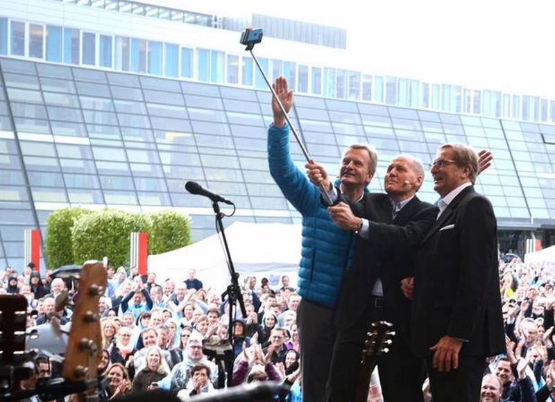 Avtroppende konsernsjef Jon Fredrik Baksaas, nåværende konsernsjef Sigve Brekke og daværende styreleder Svein Aaser tok selfie ved Telnors sjefsbytte i 2015.