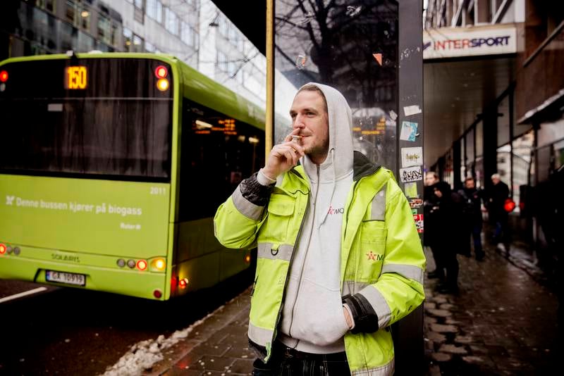 Mathias Toresson (27),som Dagsavisen intervjuet om et eventuelt røykeforbud på holdeplasser i forrige uke, er positiv til et forbud.