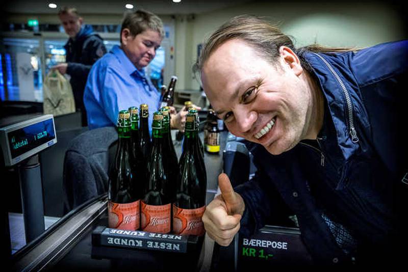 Helge André Hafstad er kjempefornøyd med dagen kjøp og gir tommel opp for ølpolet.  Foto: Roy Storvik