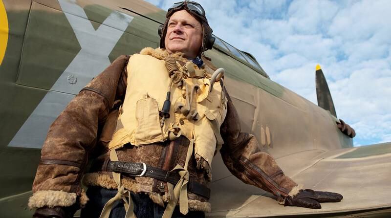 Interessen for krigs- og militærhistoriske reiser er økende. Denne mannen er kledd som en RAF-pilot og poserer foran et Hurricanefly. FOTO: ISTOCK