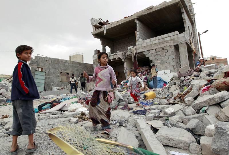 Hver dag dør åtte barn i Jemen direkte av den væpnede konflikten. Disse barna i hovedstaden Sanaa står midt i ruinene av en bombet bygning. FOTO: MOHAMMED HUWAIS/NTB SCANPIX