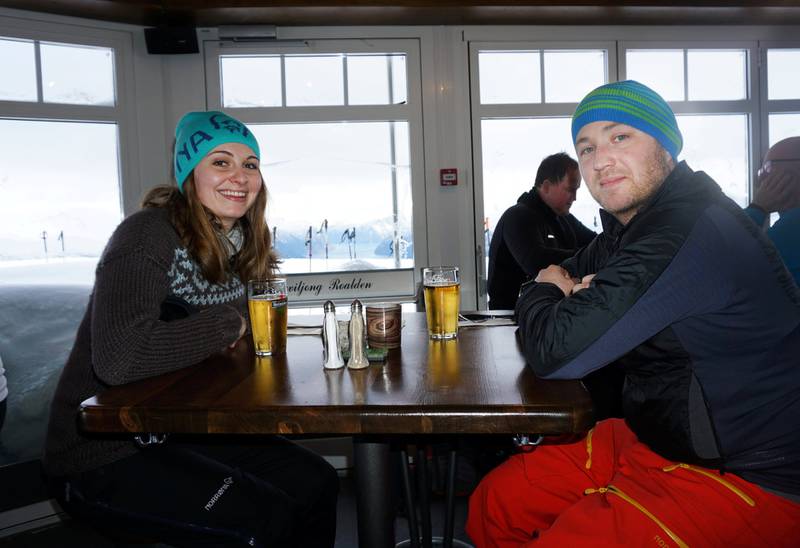 Emilia Pellegrino og Ingar Husabø fra Leikanger koser seg med lokalt øl på Paviljong Roalden og panoramautsikt mot fjord og fjell.