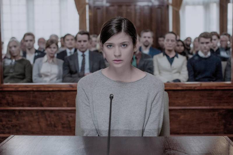18-åringen Maja (Hanna Ardéhn) blir tiltalt for en skolemassakre i "Quicksand", Netflix' svenske serie regissert av Per-Olav Sørensen.