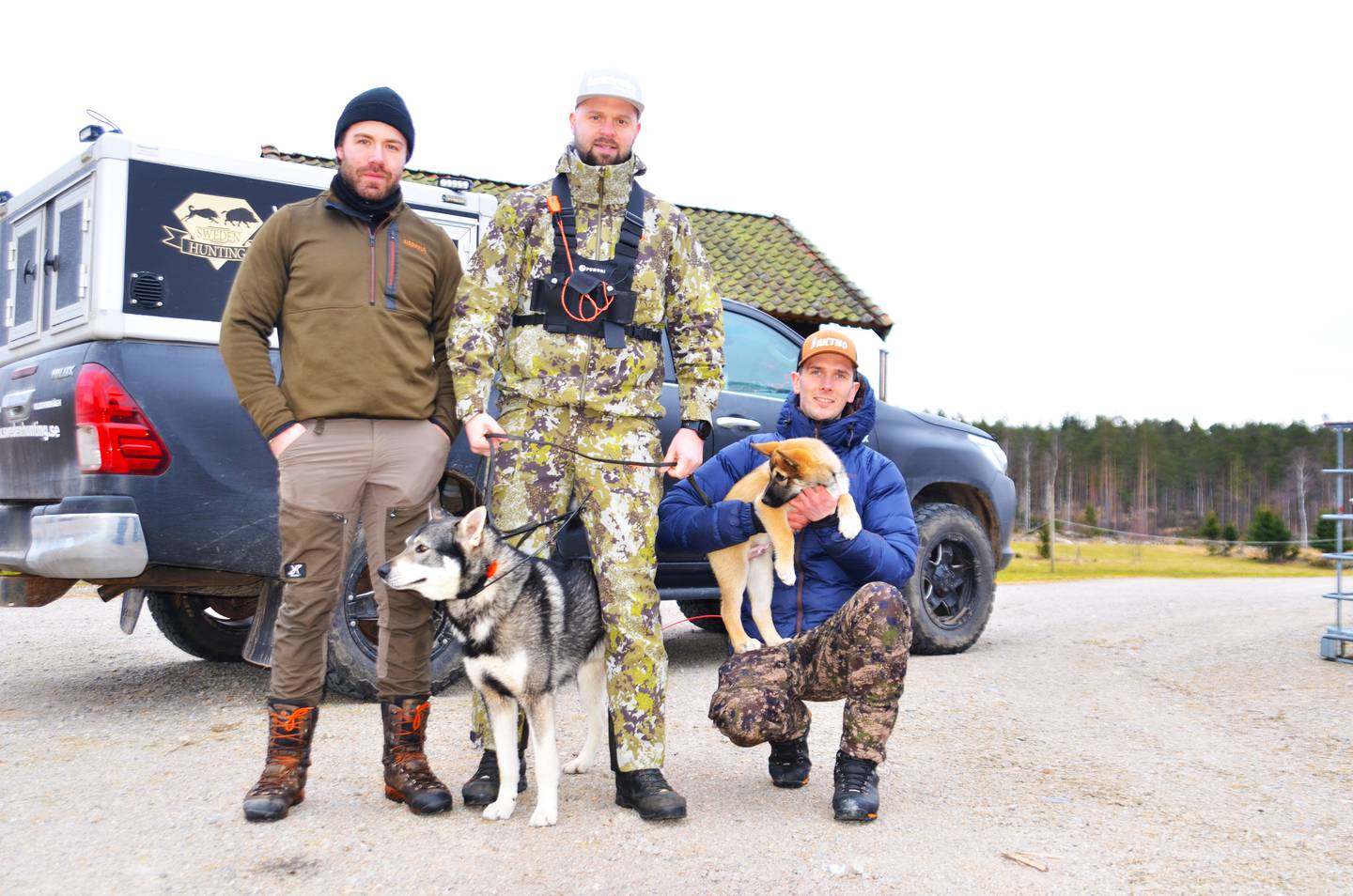 Hundeførerne Christoffer Ljungström og Christer Fouganthin fra Sverige bistår gjerne Jonas Breda i løshundjakt - og vice versa.