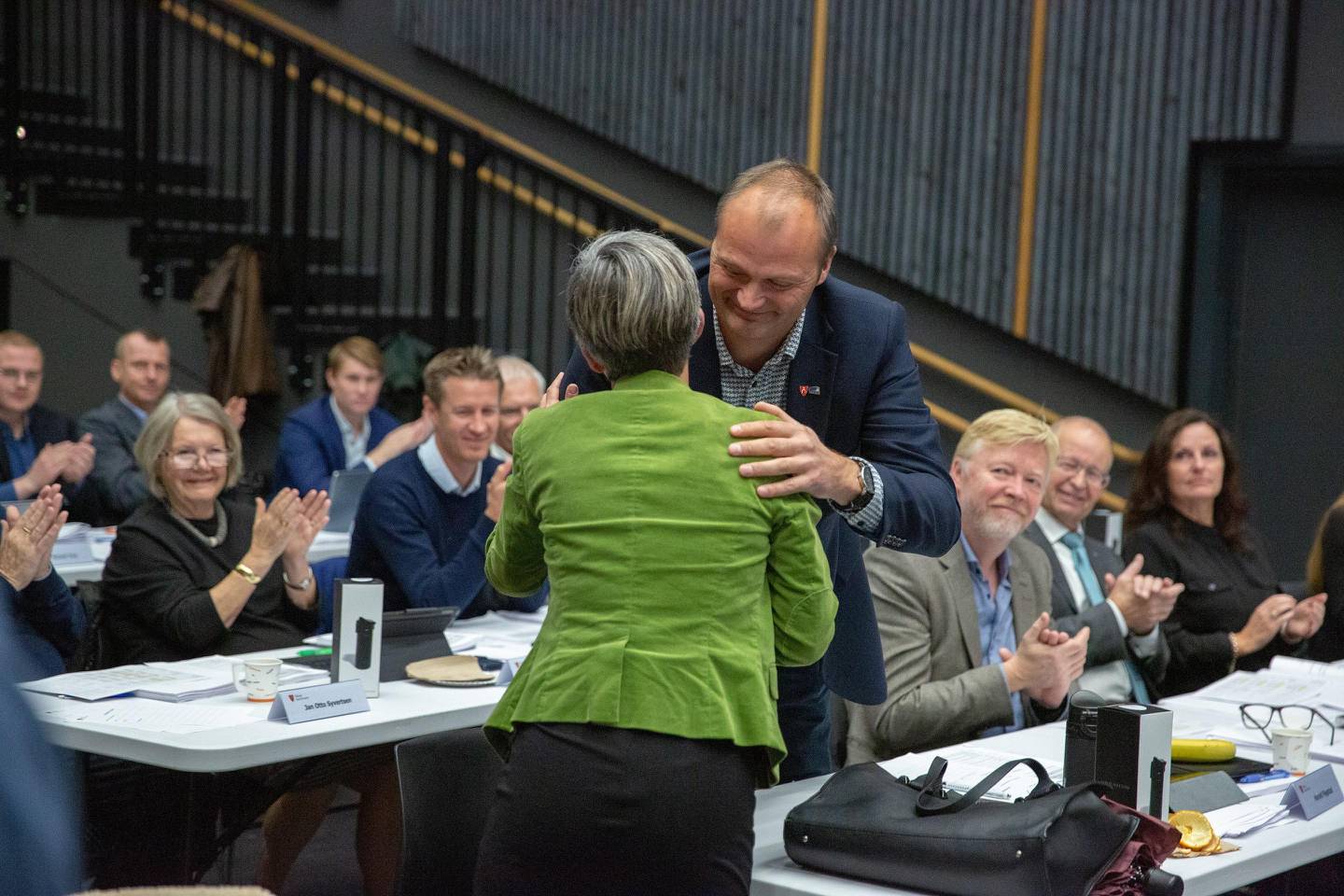 Hanne Tollerud (Ap) ble gratulert av Harald Fløgstad, Høyres ordførerkandidat, etter at avstemmingen var over.