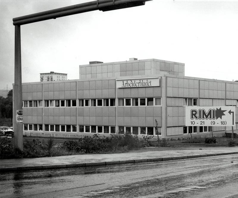 Arbeiderbladet flyttet – meget motvillig – til nytt avishus på Hasle i 1988. Høsten 1997 flyttet avisen tilbake til sentrum igjen, i Møllergata 39. Sportsredaksjonen hadde kontorer i vinduene under Rimi-skiltet.