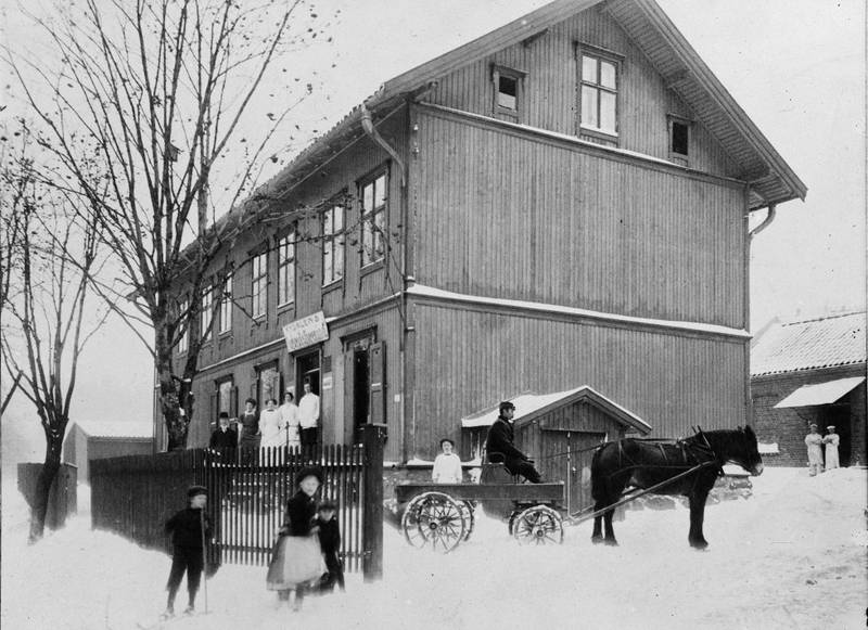 GJERDRUMS VEI 5, CIRKA 1900–05: Nydalens forbruksforening for salg av dagligvarer ble oppretta i 1892. Seinere kom det flere butikker, de fleste lå i Gjerdrums vei og øverst i Sandakerveien. 