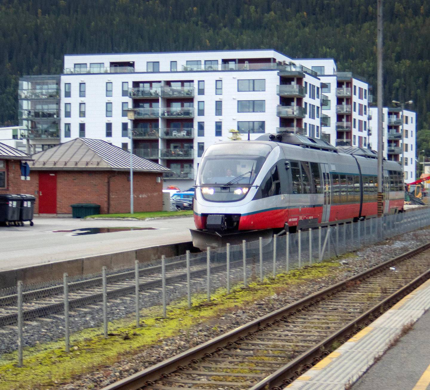 bare diesel: Nordlandsbanen, som omfatter togstasjonen i Mo i Rana, er en av banene i Norge som ennå ikke er elektrifisert. FOTO: GORM KALLESTAD/NTB SCANPIX