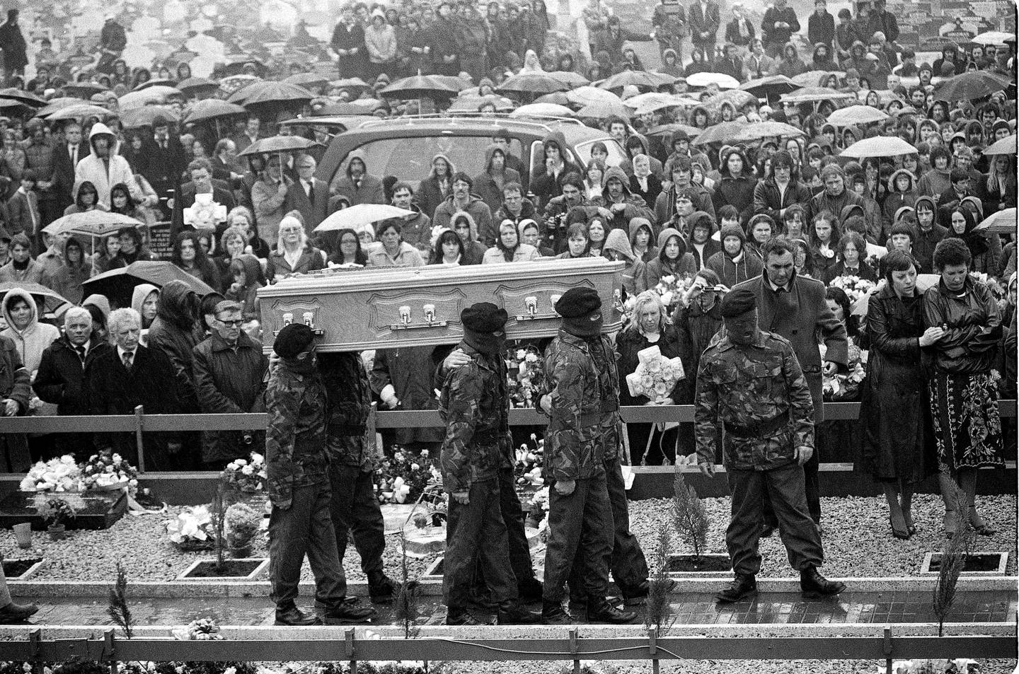 7. mai 1981: Katolske Bobby Sands kiste bæres til graven av seks IRA-soldater. Han døde i fengsel, etter 66 dagers sultestreik for IRAs krav om katolskes rettigheter og et fritt Nord-Irland.