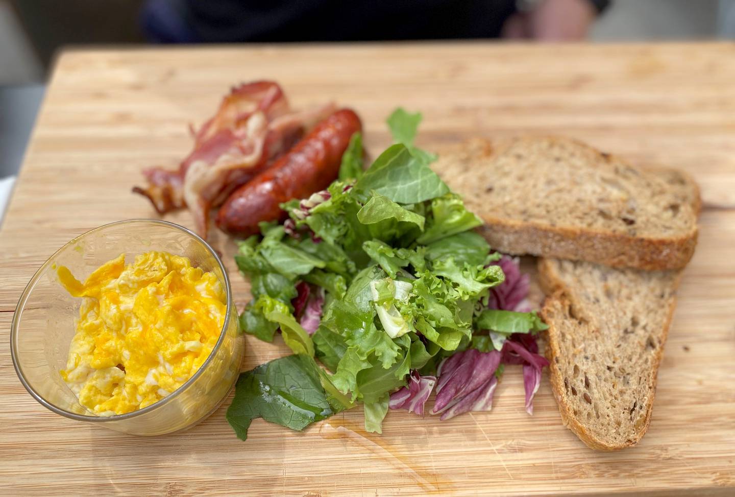 Dette er lunsjplanken Vespa classic. Den inneholder chorizopølse, bacon, eggerøre, salat og ferskt brød.