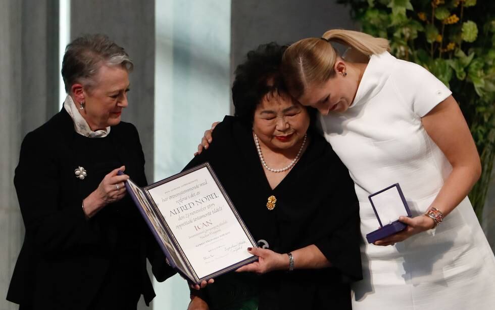 I 2017 ga Nobelkomiteen fredsprisen til Den internasjonale kampanjen for forbud mot atomvåpen (ICAN). Fra venstre leder for Nobelkomiteen Berit Reiss-Andersen, Hiroshima-overlevende Setsuko Thurlow og leder for ICAN Beatrice Fihn.