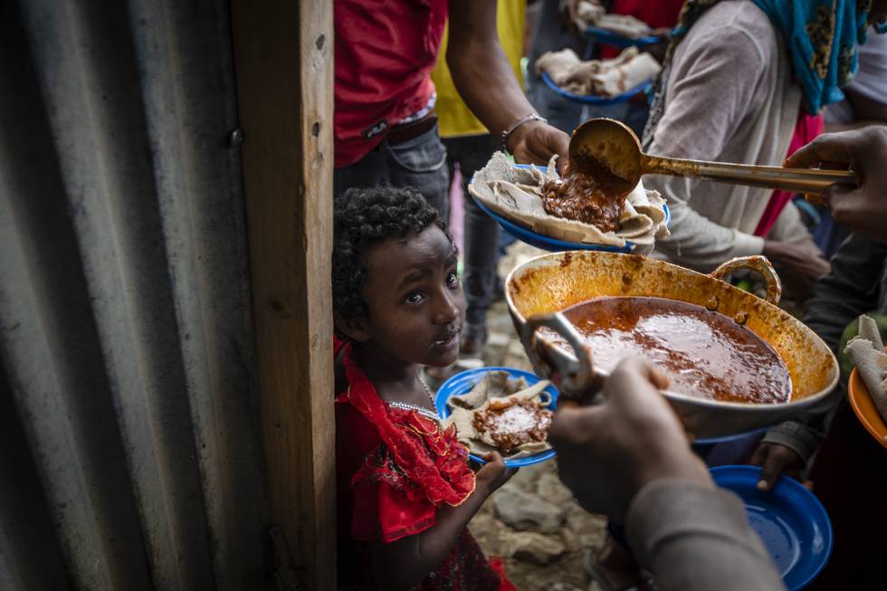 Sju år gamle Elena står i kø for å få mat på et mottakssenter for internt fordrevne flyktninger i Mekele i Tigray-regionen. Arkivfoto: Ben Curtis / AP / NTB