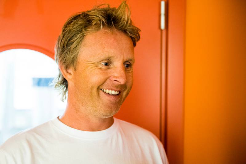 En fornøyd sportssjef Espen "Shampo" Knutsen intervjues etter Vålerenga Ishockey sin trening i Jar Isforum torsdag. Foto: Jon Olav Nesvold / NTB scanpix