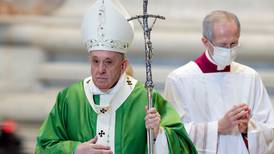 Paven med brannfakkel i brennhet debatt