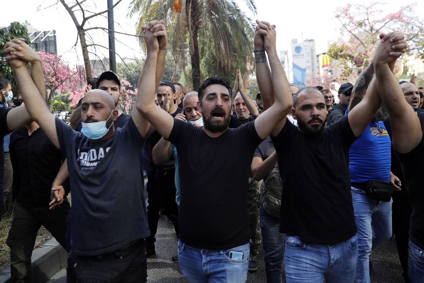 Tilhengere av Hizbollah og Amal protesterer mot dommeren som leder etterforskningen av den massive eksplosjonen i Beiruts havn i august i fjor. Foto: Hussein Malla / AP / NTB