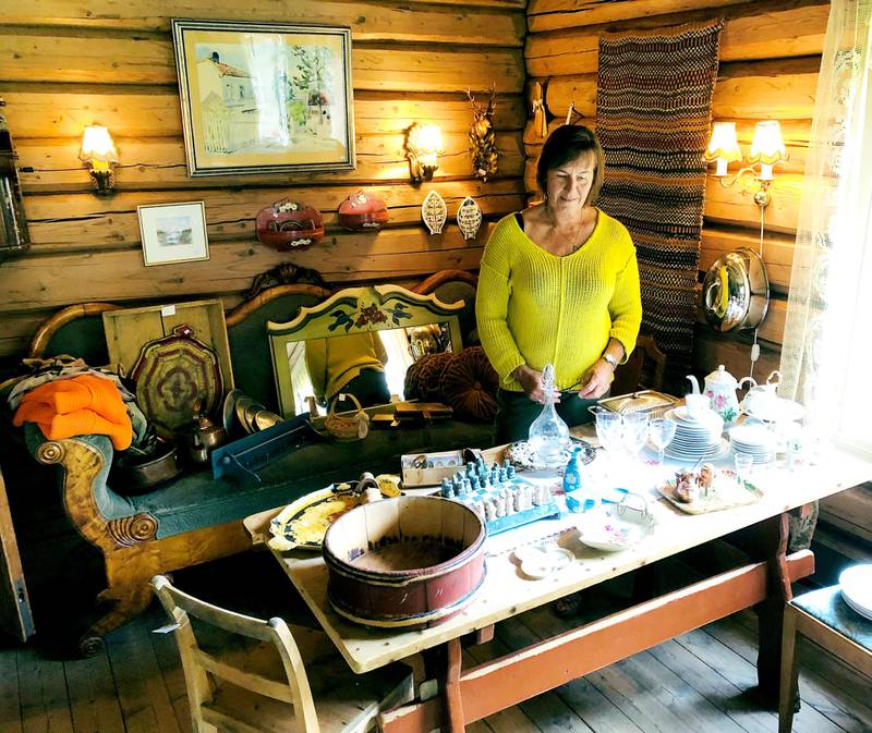 Antikke skatter: Anne Lene Lier Fauske har samlet på gamle ting siden hun var lita jente. Nå er tida moden for å selge unna litt.