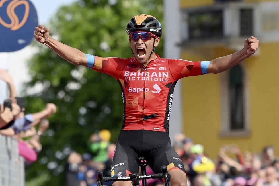 Santiago Buitrago fra Colombia jubler for etappeseier i Giro d'Italia onsdag. Han var sterkest mot slutten av en tøff etappe og kom alene til mål. Foto: Gian Mattia D'Alberto, LaPresse via AP / NTB