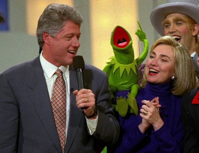 Dagen før Bill Clinton skulle sverges inn som USAs neste president i 1993, stilte Kermit opp i allsang med ekteparet Clinton på et arrangement i Washington. Foto: AP/Scanpix