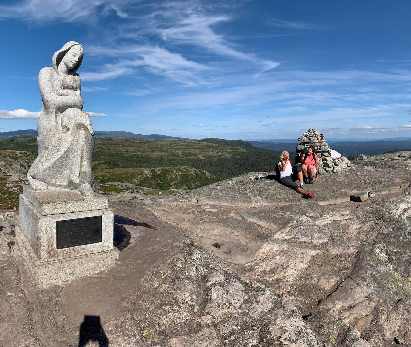 1020 meter over havet skuer denne Madonna-statuen utover flotte fjellområder med Gaustatoppen i vest og Norefjell/ Eggedalsfjellet i nord. Foto: Christine Baglo/visitnorway.com/NTB scanpix