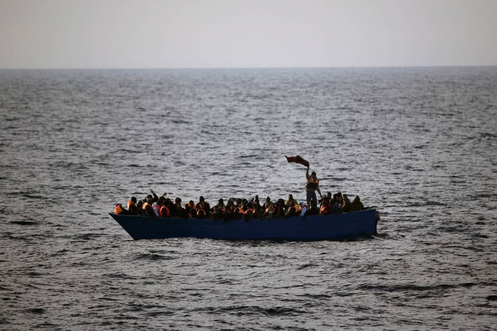 MIDDELHAVET: Et nytt skip fra en ytre høyre-gruppe skal patruljere Middelhavet. Her vinker en flyktningbåt på hjelp.