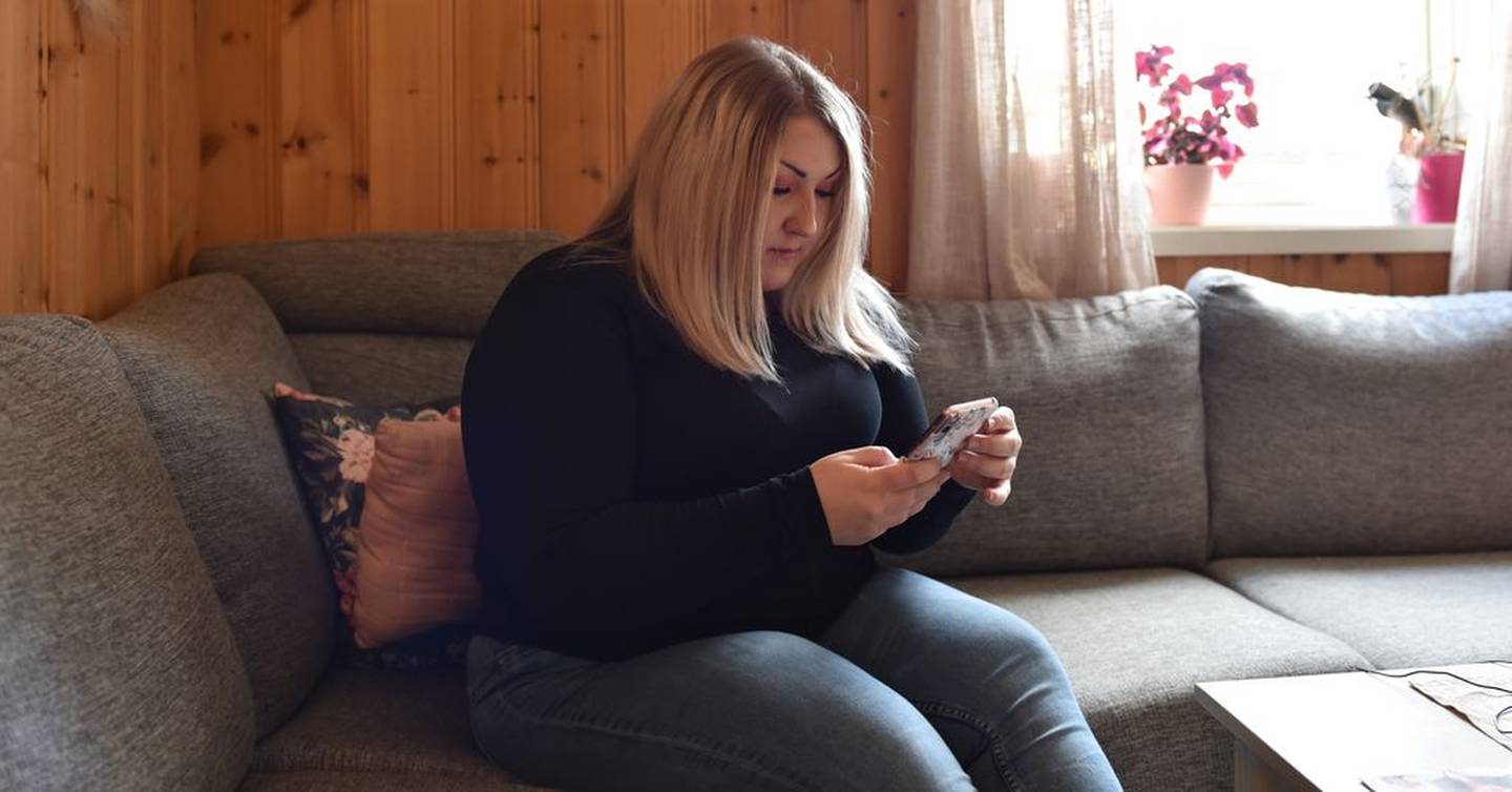 Anna Linnea Steen jakter etter ledige vakter på mobilen.

Foto: Ida Bing/FriFagbevegelse