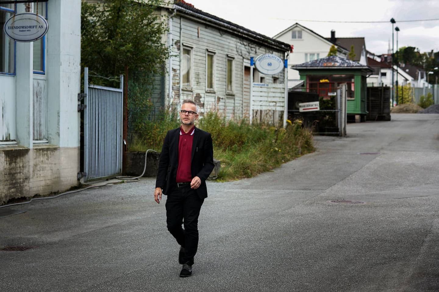 - Her, i disse gatene, gikk jeg og gjorde research, forteller Tore Renberg, på rusletur i Hillevåg