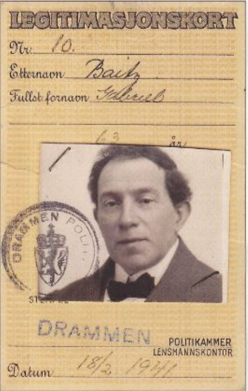 «J»: Gabriel Baitz’ legitimasjonskort. Vi ser på framsiden at det er utstedt 18.2.1941. Baksiden er stemplet med rød «J». Legitimasjonen tilhører familien.