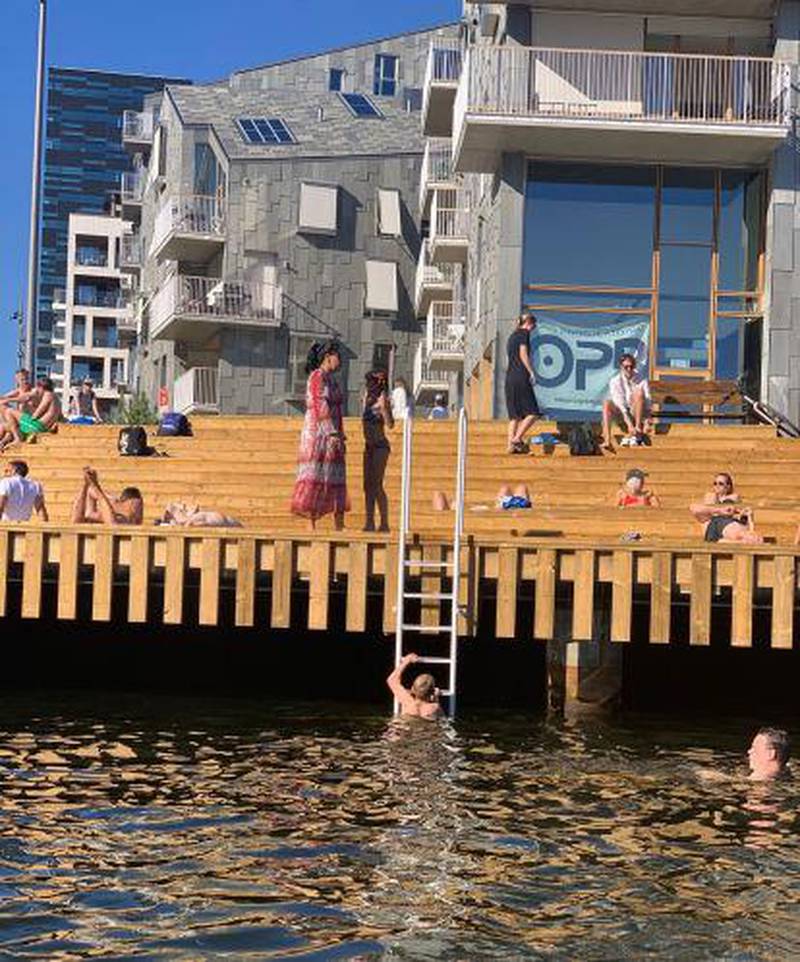 Denne stigen «lyver» litt og skaper problemer for badegjestene ved det nye bryggeanlegget i Bjørvika i Oslo. Nå blir utformingen endret.