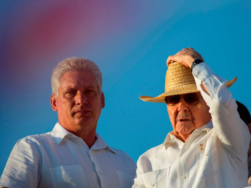 Miguel Diaz-Canel (t.v.) ventes å ta over etter Raul Castro i en planlagt overføring av makt. Dermed er Castro-æraen over på Cuba, selv om det ikke ventes store endringer.