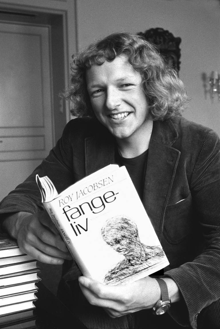Roy Jacobsen ble tildelt Tarjei Vesaas Debutantpris for 1982 for novellesamlingen "Fangeliv" som kom ut på Cappelens Forlag.