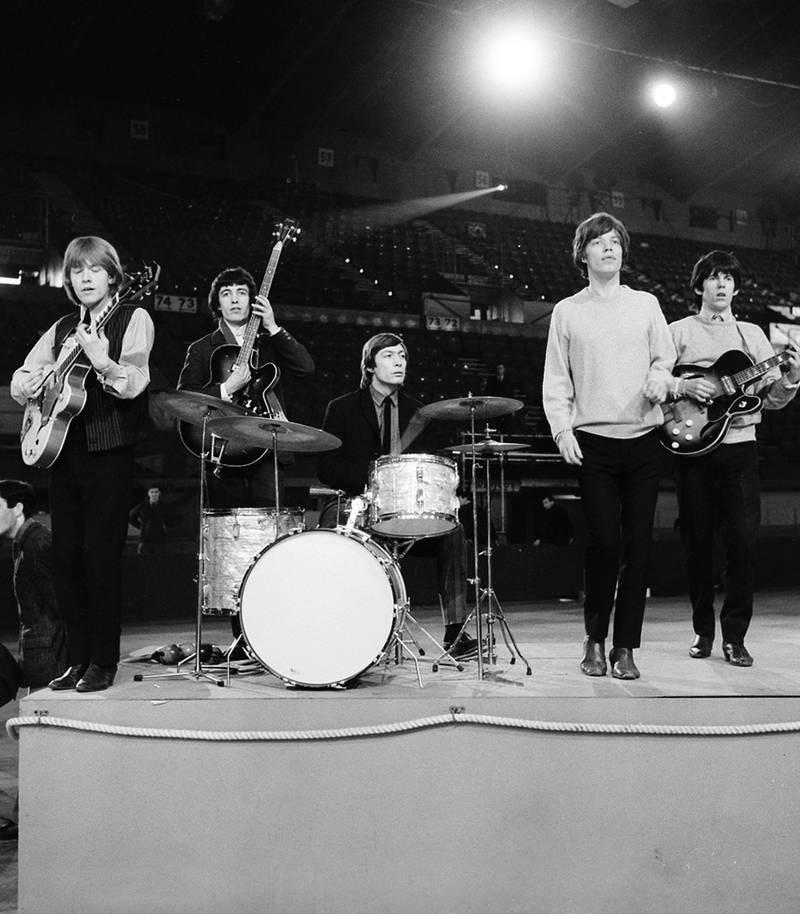 The Rolling Stones i 1964, mens de fortsatt først og fremst spilte rhythm and blues av andre artister. 