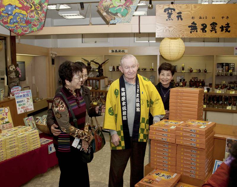 Charles Robert Jenkins jobber i dag i en museumsbutikk på den japanske Sado-øya. Hver eneste dag kommer det folk innom som vil ta bilde av mannen som ble verdenskjent etter oppholdet i Nord-Korea.