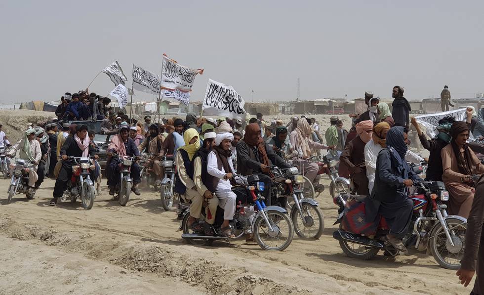 Taliban tok onsdag kontroll over den viktige Spin Boldak-grenseovergangen til Pakistan. Det ble feiret av jublende Taliban-tilhengere. Foto: AP / NTB