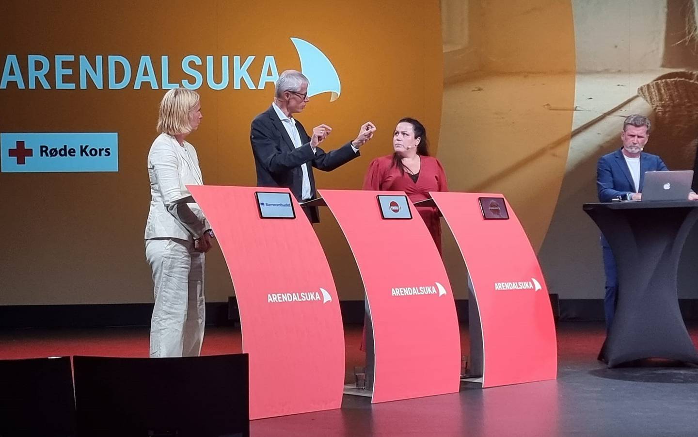 Kaisa Hansen-Suckow (i rødt) i fattigdomsdebatt under Arendalsuka i fjor.