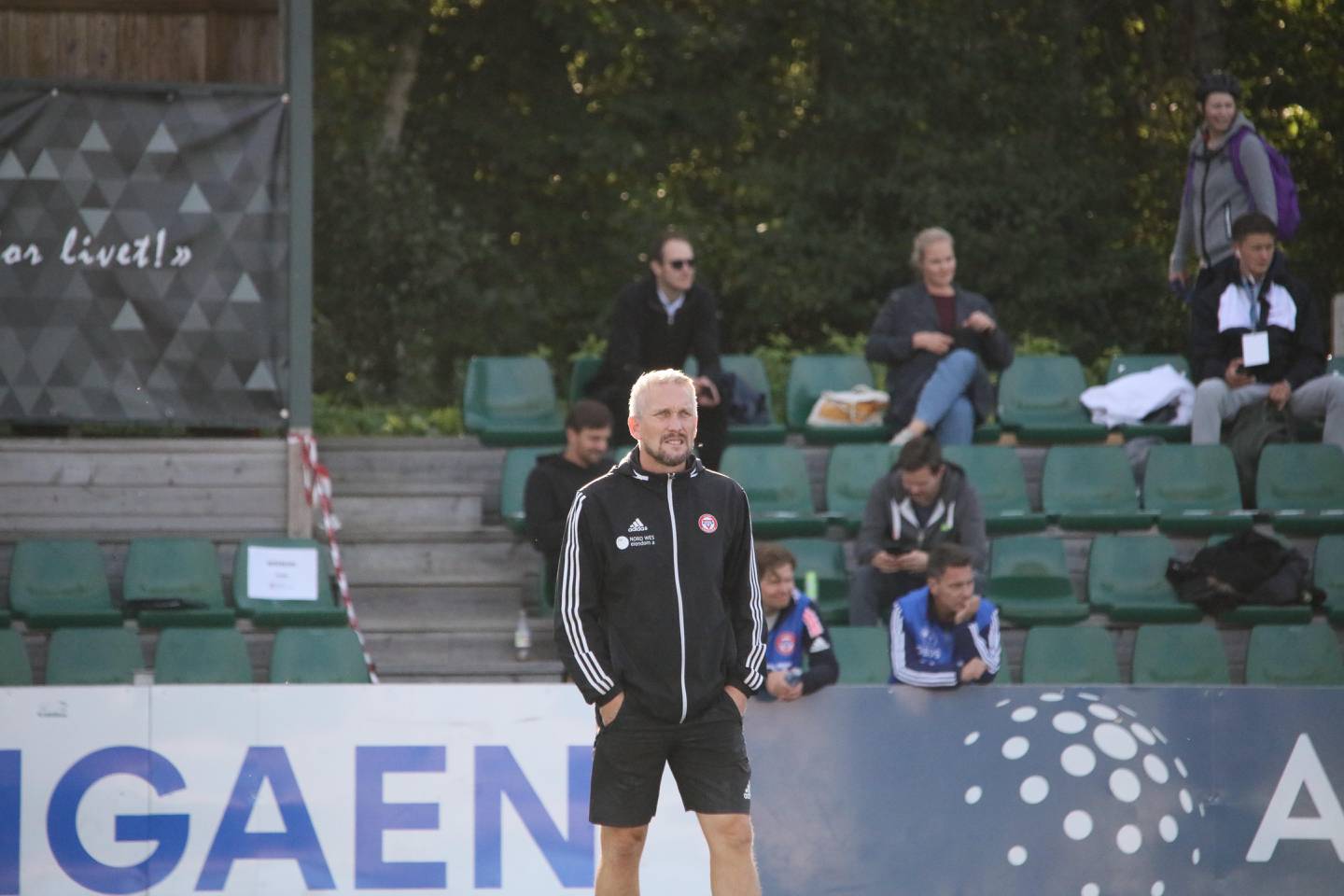 KFUM-trener Jørgen Isnes følger oppvarmingen.