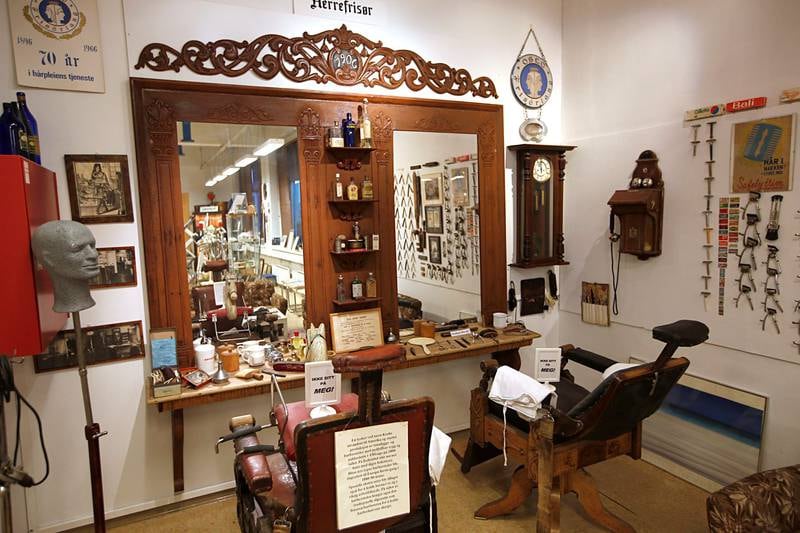 BARBERSTOVE: En «Barberstove» fra Lillehammer på begynnelsen av 1900-tallet er noe av det du kan se på Det norske barber-, frisør- og parykkmuseum.