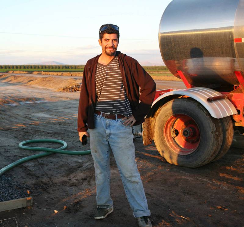VIL FLYTTE: Etter 18 måneder uten vann, vurderer Ines Cardenas å ta med seg familien til Texas. Hver uke fyller han vanntanken i hagen med snaue 10.000 liter vann.