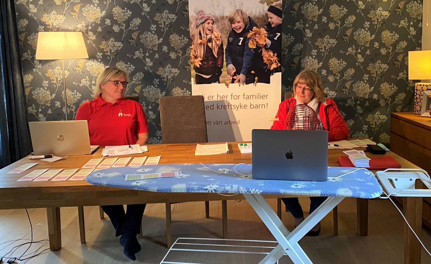 Bjørg Marit Finnstun Bernhardsen (til venstre) og Rita Berntsen Kvien holdt digital bingo hjemme fra egen stue i regi av Østfold barnekreftforening i mai.