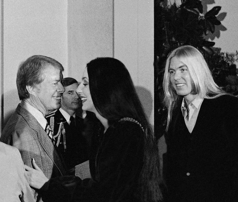 Gregg Allman med kona Cher i en mottakelse i Det hvite hus i 1977, etter at han hjalp Jimmy Carter å bli valgt året før. 