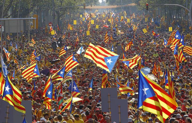 Uavhengighetsbevegelsen i Catalonia anser regionalvalget som skal holdes denne måneden som en de facto folkeavstemning. Men veien fram mot uavhengighet er lang og vanskelig. Bildet er fra en stor demonstrasjon i Barcelona for et år siden. FOTO: QUIQUE GARCIA/NTB SCANPIX