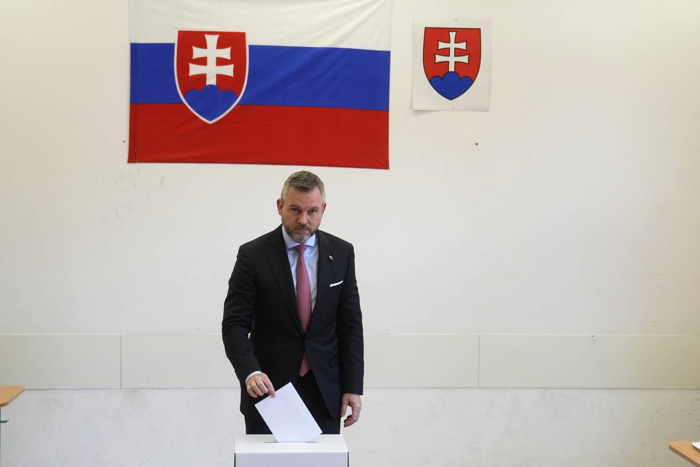 Peter Pellegrini avlegger stemme i presidentvalget i Slovakia. Hans fremste motkandidat er Ivan Korcok. Foto: Petr David Josek / AP / NTB