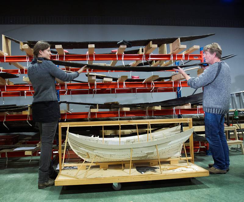 Så langt er mye av «BC06» fortsatt hyllevare. Mellom Monica Hovdan og Pål Thome ses en kopi av båten. FOTO: ARNE OVE BERGO