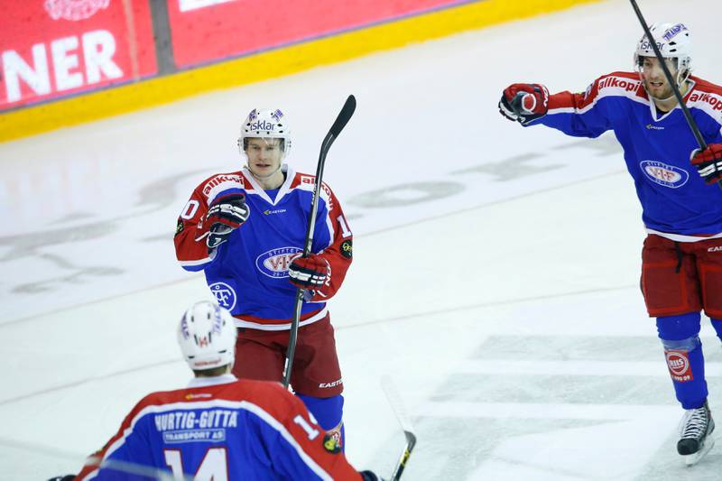 Vålerengas Mathias Trygg og lagkameratene jubler over seieren. FOTO: TERJE BENDIKSBY/NTB SCANPIX
