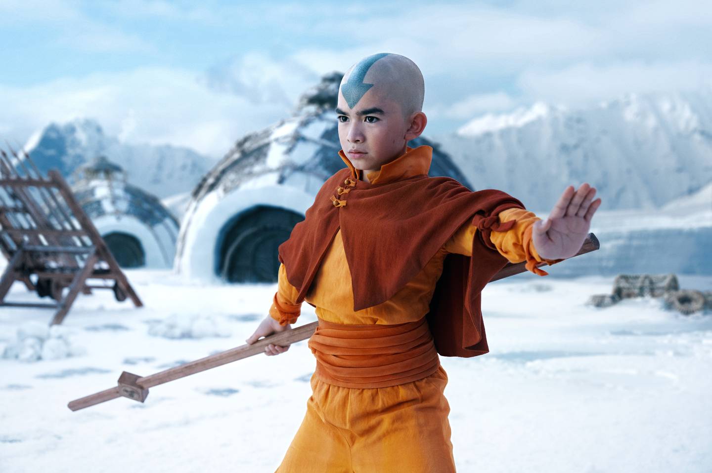 Fantasyserien «Avatar: The Last Airbender» er en ny stor TV-produksjon Netflix satser på skal fenge abonnenter på flere kontinenter i 2024. Gordon Cormier har rollen som Aang, en gutt med overnaturlige krefter i serien basert på en svært populær animasjonsserie fra 2000-tallet.