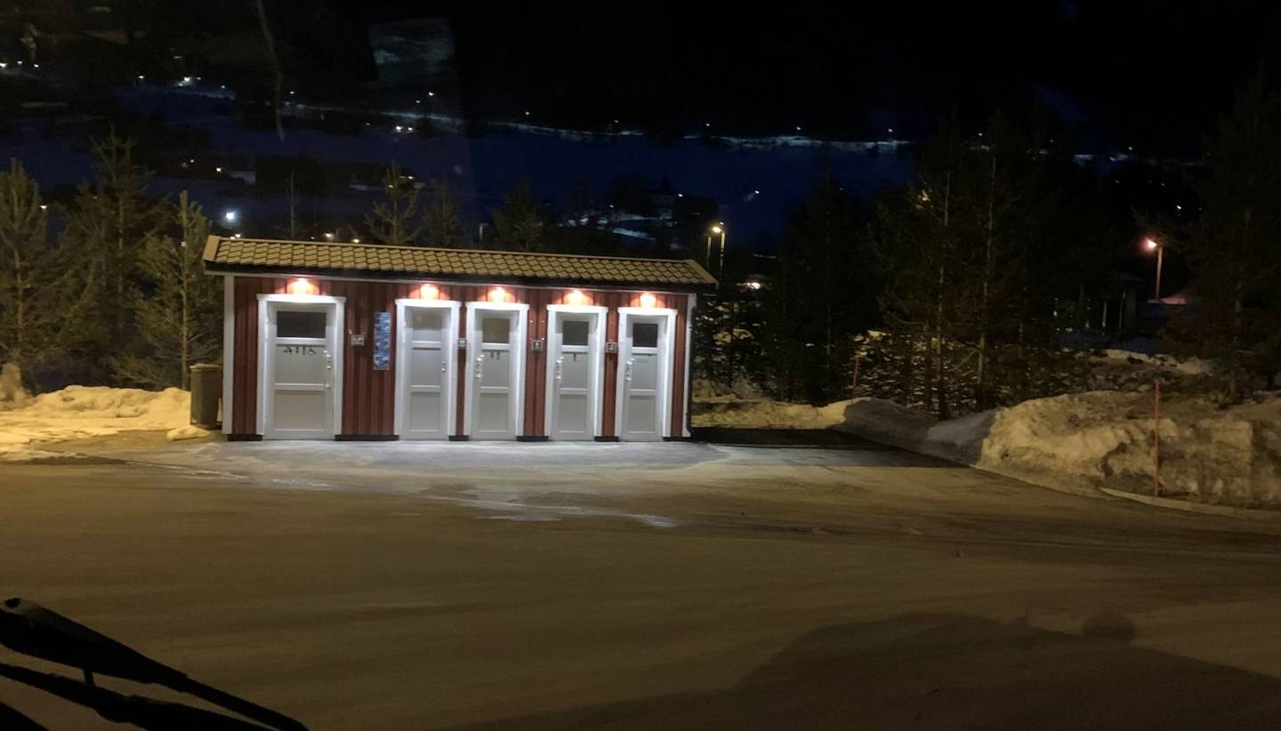 One of the places where the Norwegian Public Roads Administration has rest areas with toilets is at Haukelitunet on the E134.