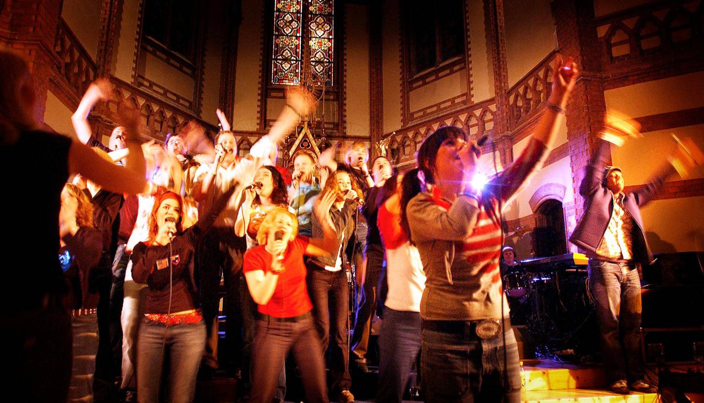 En stemning fullt på høyde med verdslige popkonserter, med Norwegian Gospel Voices under en messe i Paulus kirke i 2002. FOTO: LARS FLYDAL